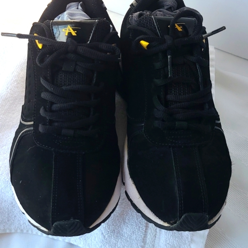 WOMEN'S   BLACK AIR SPORTS WORLD SNEAKERS SIZE 8 PREOWEND